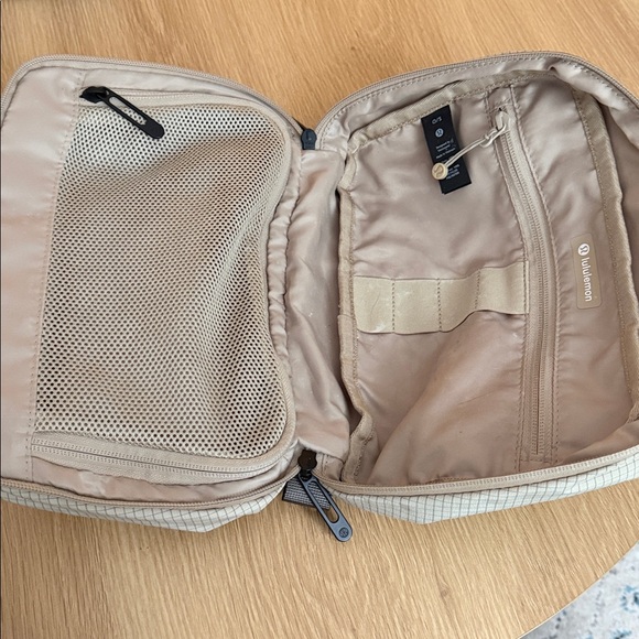 Lululemon toiletry kit - Picture 5 of 9